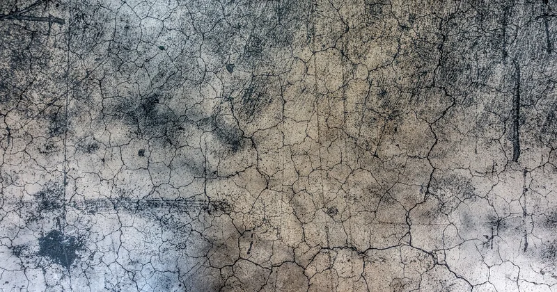 Reboucher les fissures avant peinture sans qu'elles reviennent